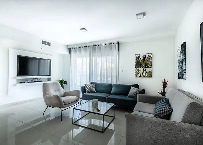 Pool Side Luxury Suite At Royal Park-New Listing