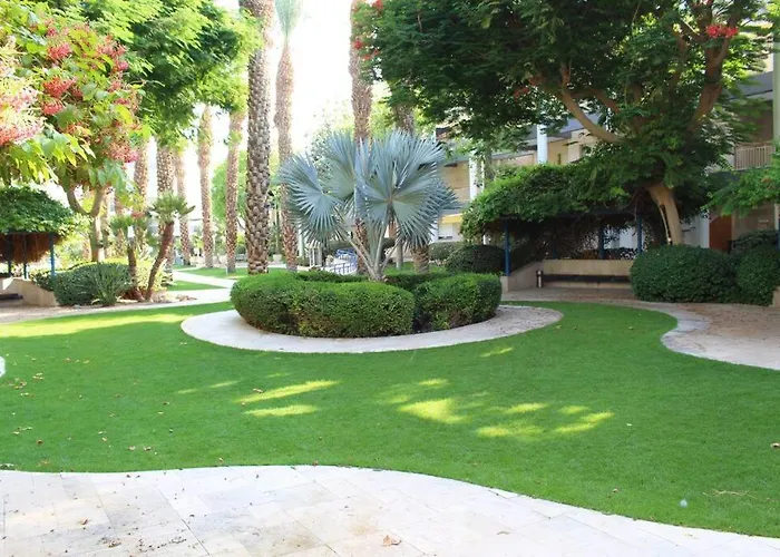 Pool Side Luxury Suite At Royal Park-New Listing