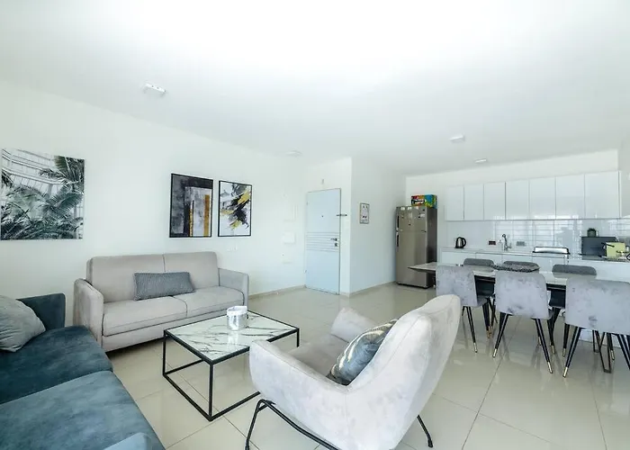 Pool Side Luxury Suite At Royal Park-New Listing