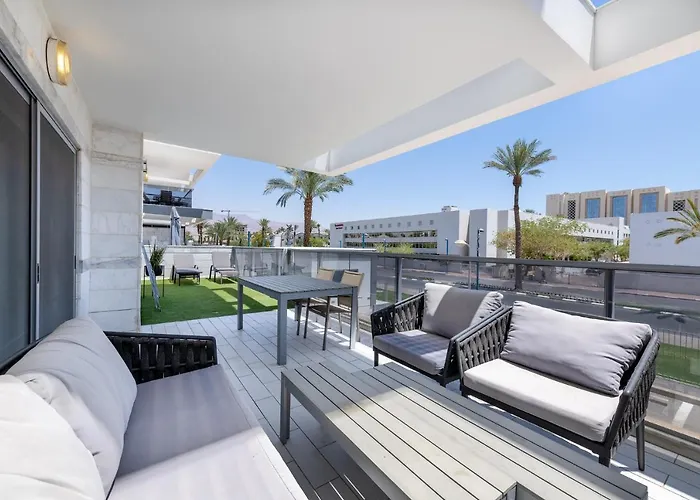 Pool Side Luxury Suite At Royal Park-New Listing
