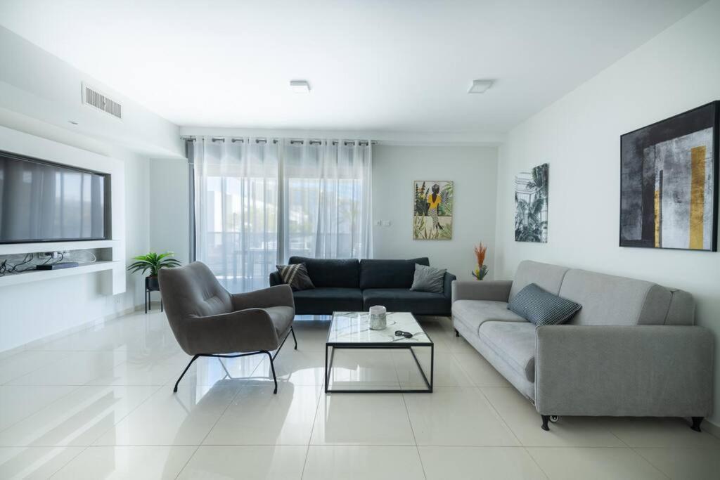 Pool Side Luxury At Royal Park-new Listing *