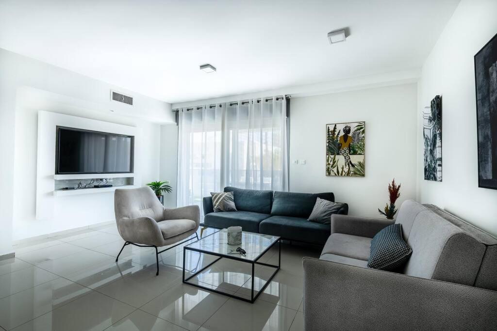 Apartment Pool Side Luxury At Royal Park-new Listing *