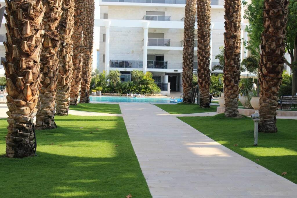 Pool Side Luxury At Royal Park-new Listing *