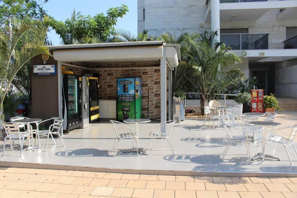 Pool Side Luxury At Royal Park-new Listing Apartment